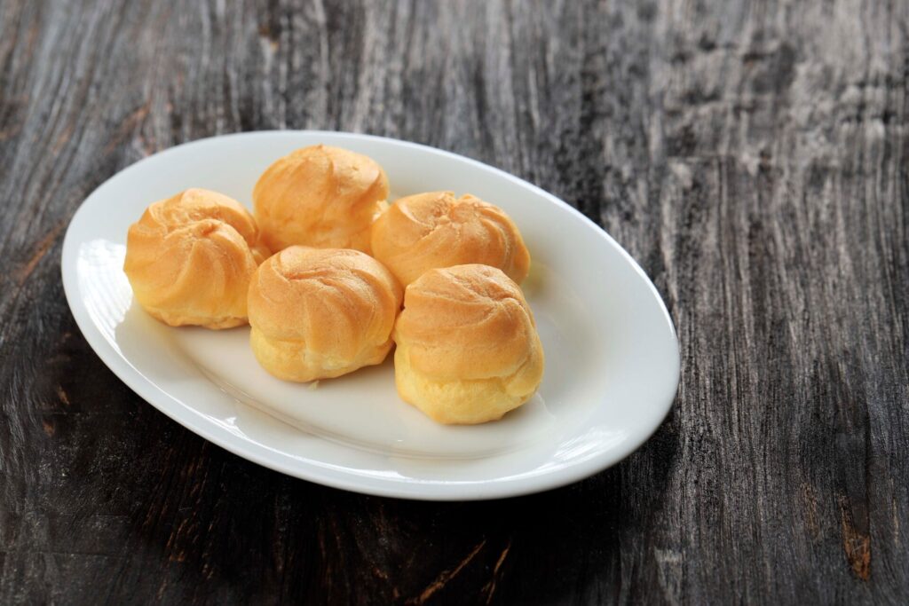 Gâteau à la crème aux cinq choux Dessert traditionnel français sur Assiette blanche