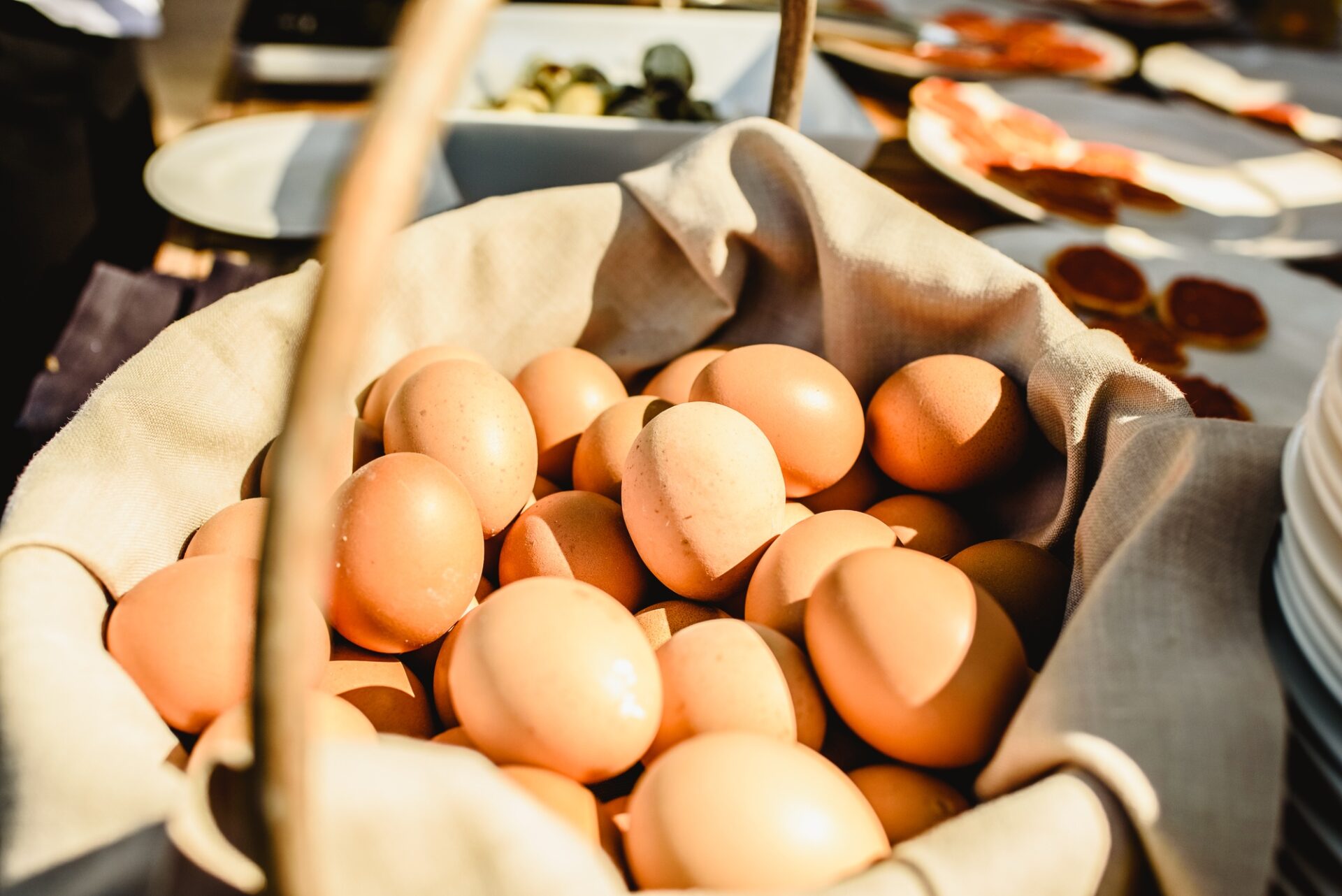 Oeufs frais dans des œufs.