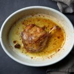 Confit de canard fraîchement rôti, jambe de canard dans la poêle du four, vue sur le dessus
